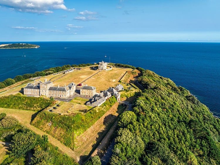 Falmouth, England &ndash; Luftaufnahme von Pendennis Castle und der umliegenden K&uuml;stenlandschaft