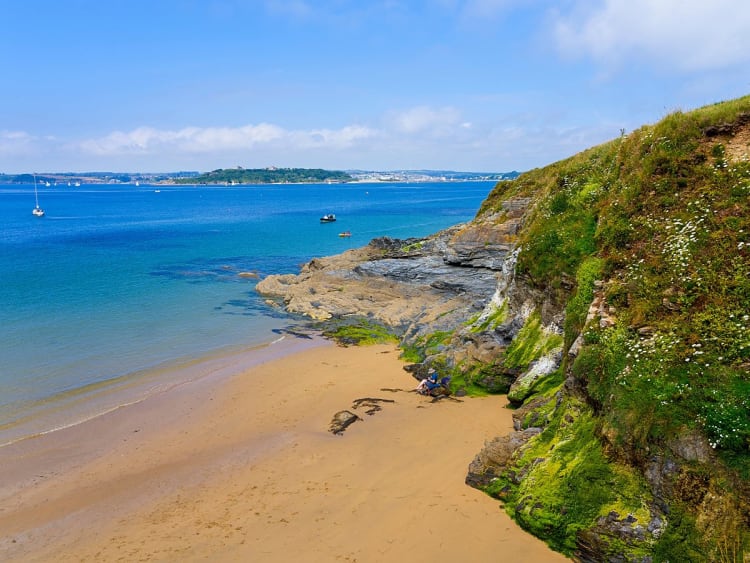 Falmouth, England &ndash; Malerischer Sandstrand mit Felsen und t&uuml;rkisfarbenem Wasser