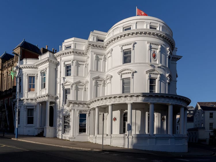 Douglas, Isle of Man &ndash; Historisches Regierungsgeb&auml;ude in klassizistischer Architektur im Stadtzentrum