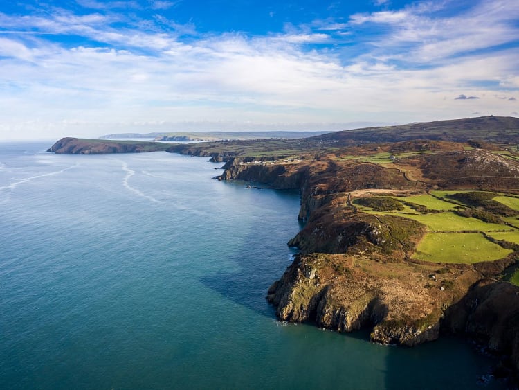 Fishguard, Wales &ndash; Atemberaubende K&uuml;stenlinie mit gr&uuml;nen Feldern und steilen Klippen am Atlantik