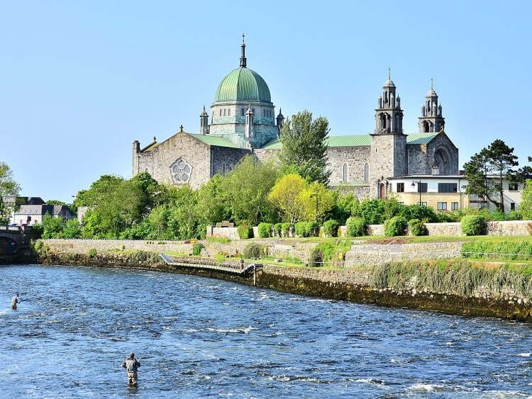 Galway, Irland &ndash; Blick auf die imposante Kathedrale von Galway am Fluss Corrib bei Sonnenschein
