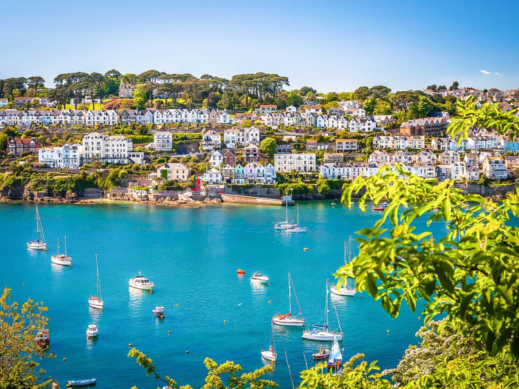 Fowey, England &ndash; Panoramablick auf bunte H&auml;user und Segelboote im t&uuml;rkisblauen Hafenwasser
