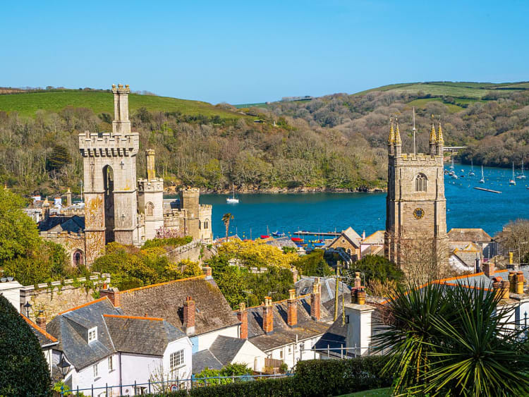Fowey, England &ndash; Historische Stadtansicht mit Kirche, Schloss und Hafen inmitten gr&uuml;ner Landschaft