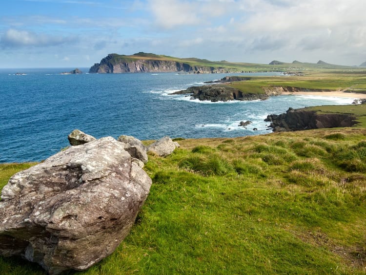 Dingle, Irland &ndash; Weite Aussicht auf die Klippen und gr&uuml;nen Felder entlang der zerkl&uuml;fteten Atlantikk&uuml;ste