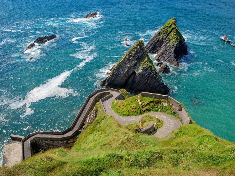 Dingle, Irland &ndash; Aussichtspunkt &uuml;ber das Meer mit steilen Felsen und gewundenem K&uuml;stenweg