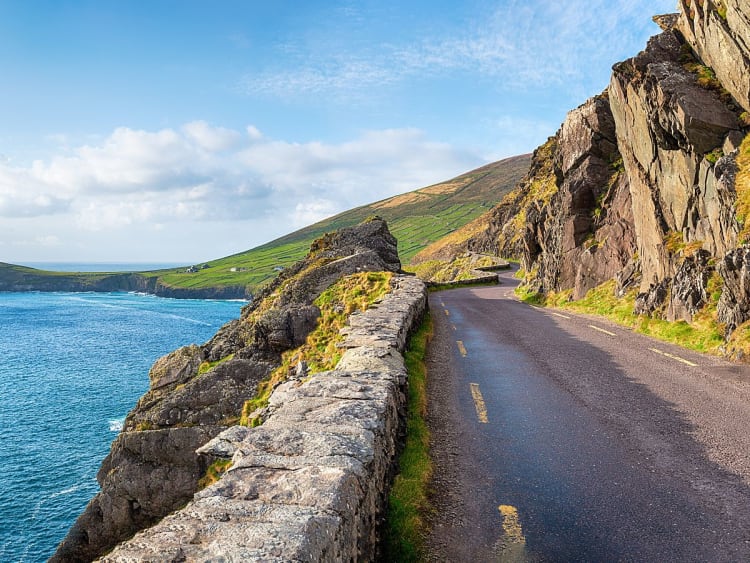 Dingle, Irland &ndash; Panoramastra&szlig;e an der Steilk&uuml;ste mit gr&uuml;nen H&uuml;geln und dem Atlantik im Hintergrund