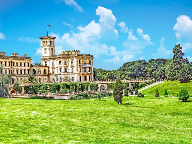 Cowes, Isle of Wight, England &ndash; Prachtvolle Schlossanlage inmitten einer weitl&auml;ufigen Gartenlandschaft