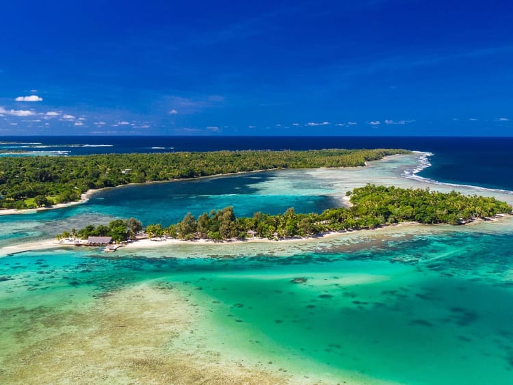 Port Vila, Vanuatu &ndash; K&uuml;stenblick mit Lagunen, Palmen und Hotels vor tropischer Landschaft