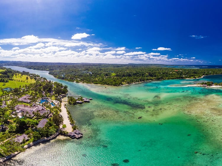 Port Vila, Vanuatu &ndash; Dschungelidylle mit klaren Naturpools und &uuml;ppig gr&uuml;ner Vegetation