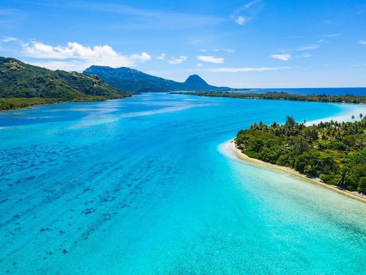 Huahine, Franz&ouml;sisch-Polynesien &ndash; Luftaufnahme der t&uuml;rkisblauen Lagune und gr&uuml;nen Berglandschaft