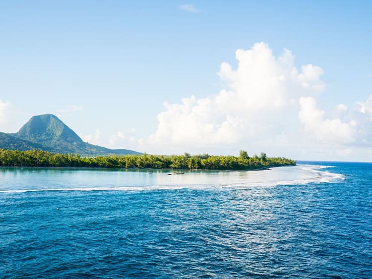 Huahine, Franz&ouml;sisch-Polynesien &ndash; Inselansicht mit vulkanischem Berg, Lagune und weitem Ozean