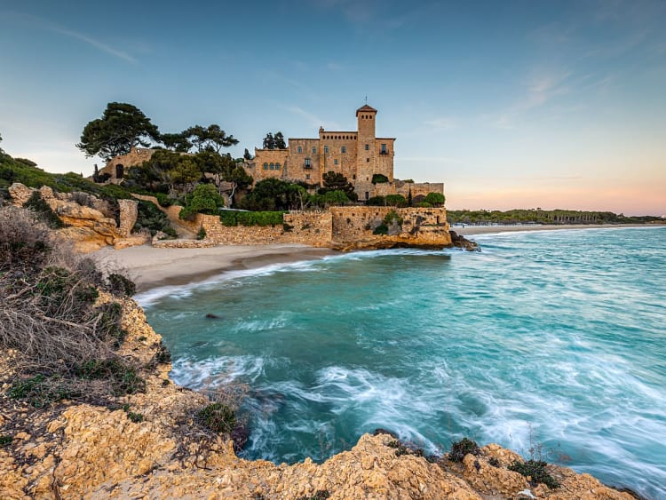 Tarragona, Spanien &ndash; Mittelalterliches Schloss am Meer auf einer felsigen Klippe bei Sonnenuntergang