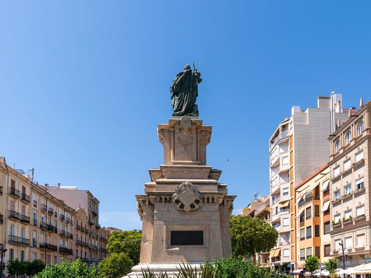 Tarragona, Spanien &ndash; Denkmal auf einem Stadtplatz umgeben von klassischer und moderner Architektur