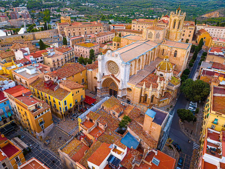 Tarragona, Spanien &ndash; Luftaufnahme der Kathedrale und der farbenfrohen Altstadt mit engen Gassen