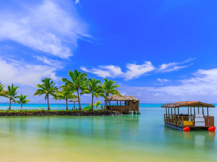Apia, Upolu, Samoa &ndash; Tropische Lagune mit Palmen, H&uuml;tte und schwimmendem Bootshaus