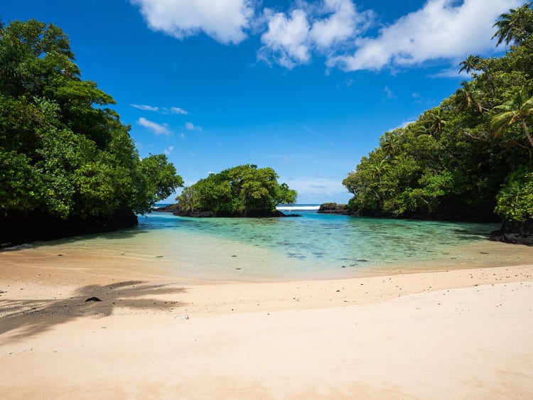Apia, Upolu, Samoa &ndash; Traumhafte Lagune umgeben von dichter tropischer Vegetation