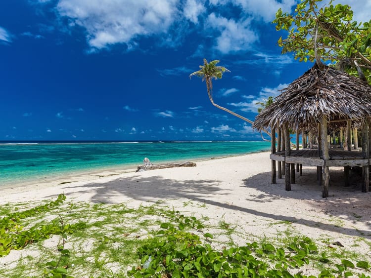 Apia, Upolu, Samoa &ndash; Wei&szlig;er Sandstrand mit Palmen und traditionellem offenen Pavillon
