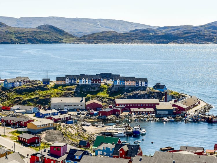 Qaqortoq, Gr&ouml;nland &ndash; Hafenansicht mit bunten H&auml;user