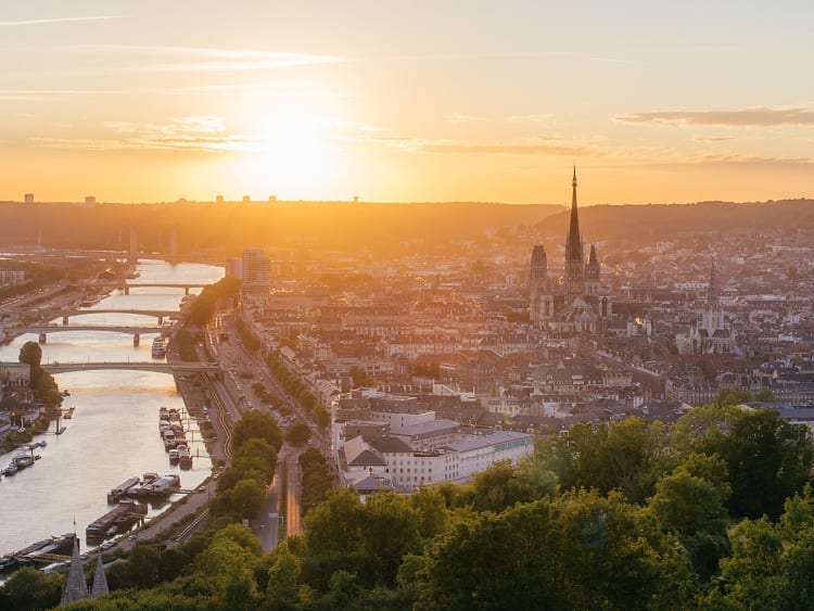Rouen, Frankreich &ndash; Panorama der Stadt mit Kathedrale und Seine bei Sonnenuntergang
