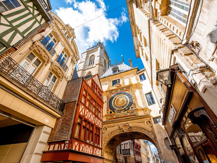 Rouen, Frankreich &ndash; Mittelalterliches Wahrzeichen mit vergoldeter Uhr und engen Gassen