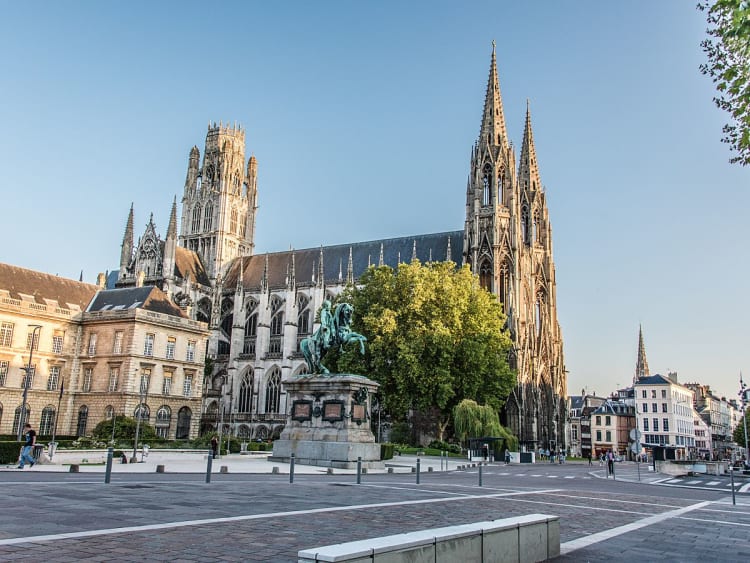 Rouen, Frankreich &ndash; Gotische Kirche Saint-Maclou mit Reiterdenkmal auf einem sonnigen Platz