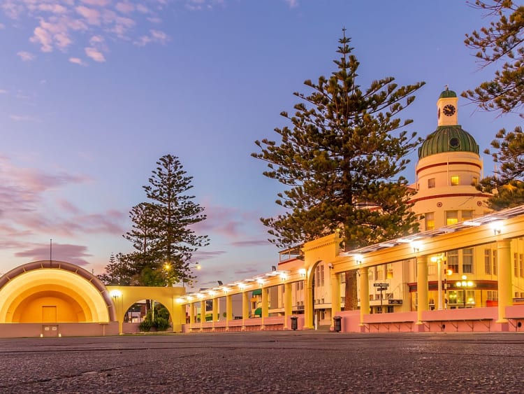 Napier, Neuseeland &ndash; Sonnenuntergang &uuml;ber Marine Parade mit Musikpavillon und Art-d&eacute;co-Fassade
