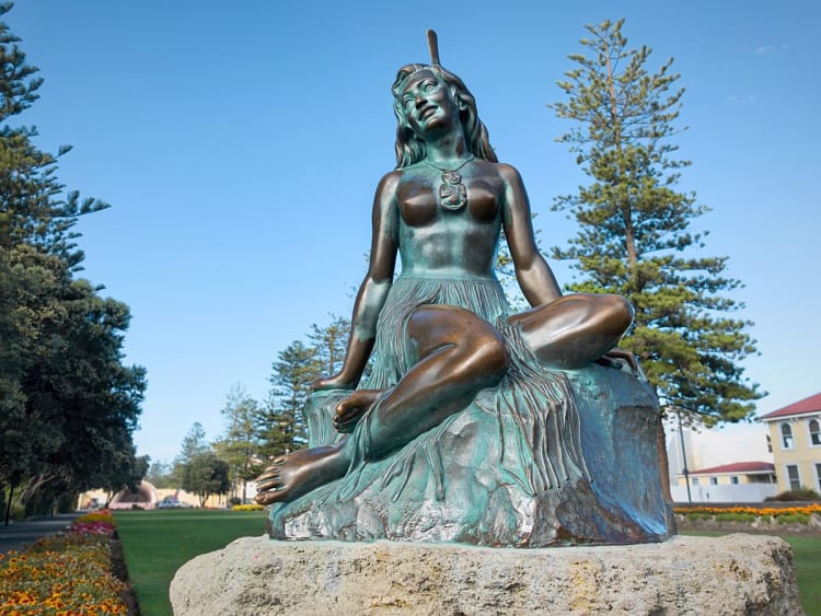 Napier, Neuseeland &ndash; Bronze-Statue einer Frau im Art-d&eacute;co-Stil im Park von Napier