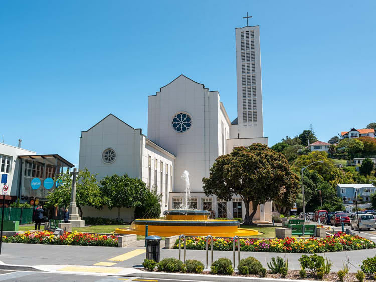 Napier, Neuseeland &ndash; Moderne wei&szlig;e Kirche mit Springbrunnen und buntem Blumengarten