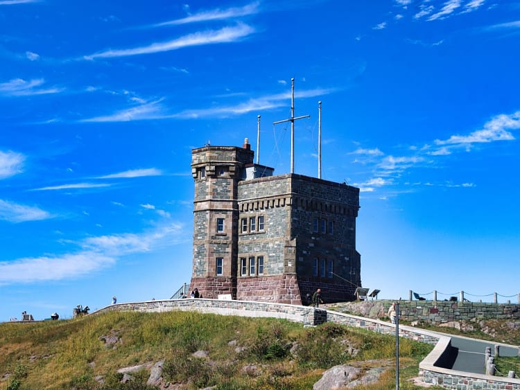 St. John's, Kanada &ndash; massiver Steinturm auf Signal Hill unter blauem Himmel