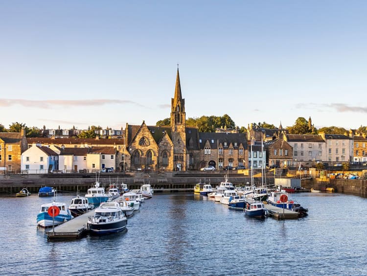Edinburgh, Schottland &ndash; kleine Boote im Hafenbecken vor Altstadth&auml;usern und Kirche