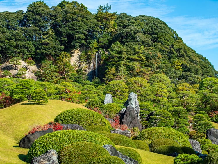 Sakaiminato, Japan &ndash; runde H&uuml;gel, Felsen und Bonsais vor bewaldeter Anh&ouml;he