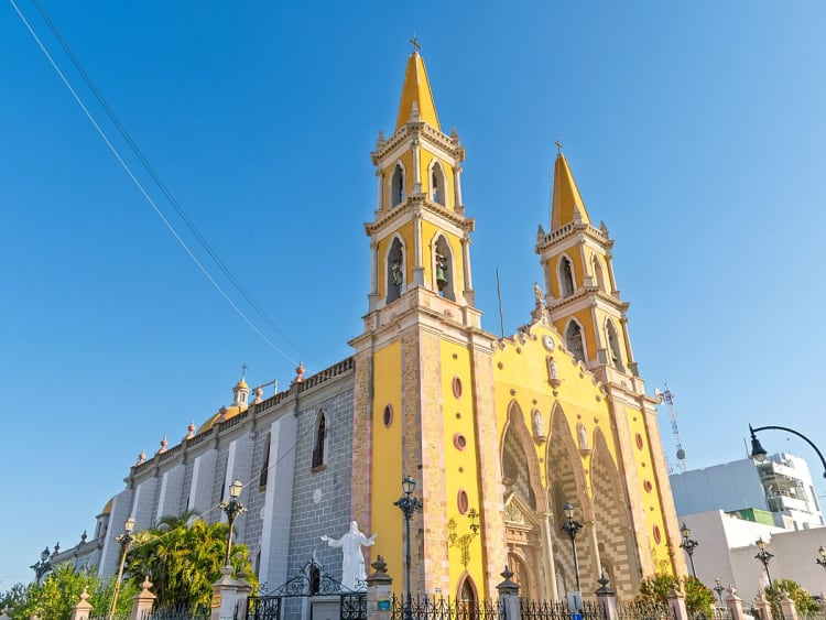 Mazatl&aacute;n, Mexiko &ndash; gelbe Kathedrale mit zwei T&uuml;rmen vor strahlend blauem Himmel