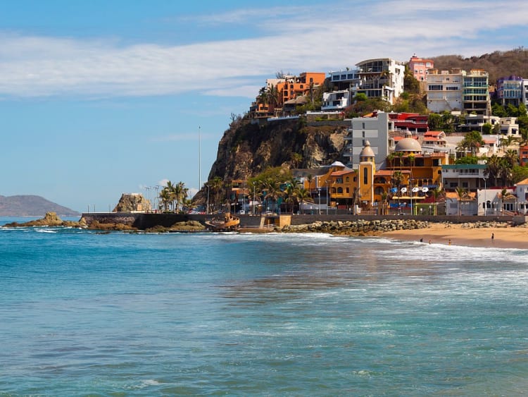 Mazatl&aacute;n, Mexiko &ndash; farbige H&auml;user am Steilhang &uuml;ber Strand und Meer