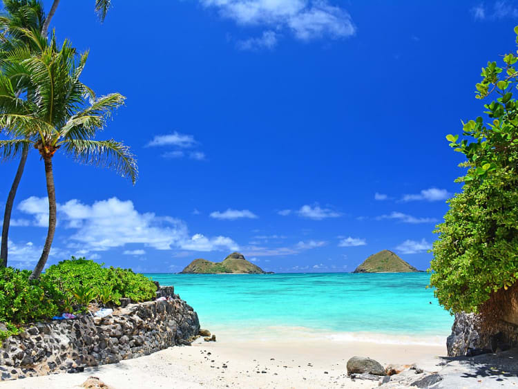 Kailua-Kona, USA &ndash; heller Strand und t&uuml;rkisfarbenes Wasser mit zwei gr&uuml;nen Inseln