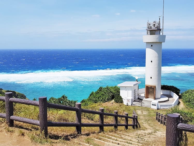 Ishigaki, Japan &ndash; wei&szlig;er Leuchtturm &uuml;ber dem tiefblauen Pazifik
