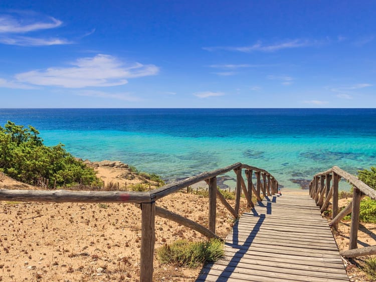 Tarent, Italien &ndash; Holzweg f&uuml;hrt durch D&uuml;nen zum klaren Mittelmeer