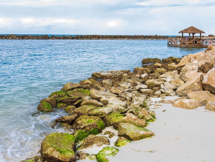 Labadee, Haiti &ndash; Felsige K&uuml;ste mit strohgedecktem Pavillon &uuml;ber dem Wasser