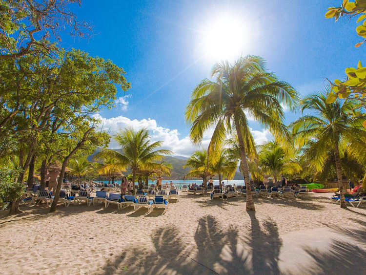 Labadee, Haiti &ndash; Palmen werfen Schatten &uuml;ber Sonnenliegen am Strand
