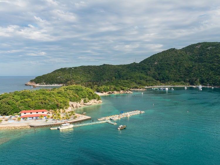 Labadee, Haiti &ndash; tropische Bucht mit Anleger und bewaldeten H&uuml;geln