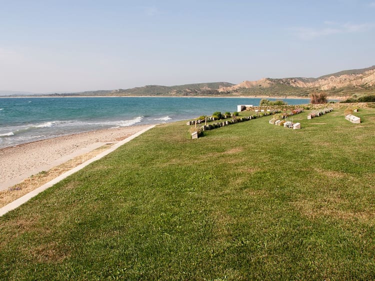 Dardanellen, T&uuml;rkei &ndash; Soldatenfriedhof am Meer mit Blick auf H&uuml;gel