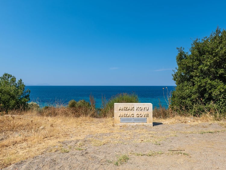 Dardanellen, T&uuml;rkei &ndash; schlichtes Denkmal mit Blick auf die K&uuml;ste
