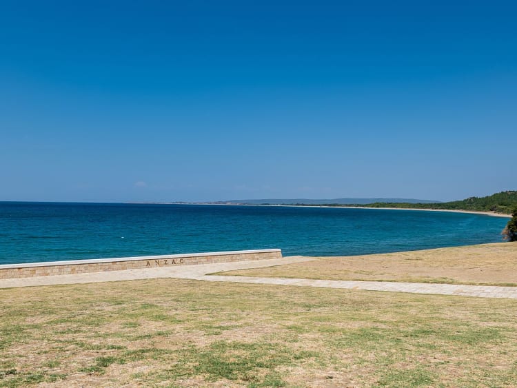 Dardanellen, T&uuml;rkei &ndash; stille Gedenkst&auml;tte am t&uuml;rkisblauen Wasser