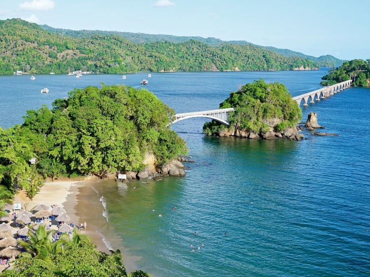 Saman&aacute;, Dominikanische Republik &ndash; tropische Bucht mit Strand und Inselbr&uuml;cke