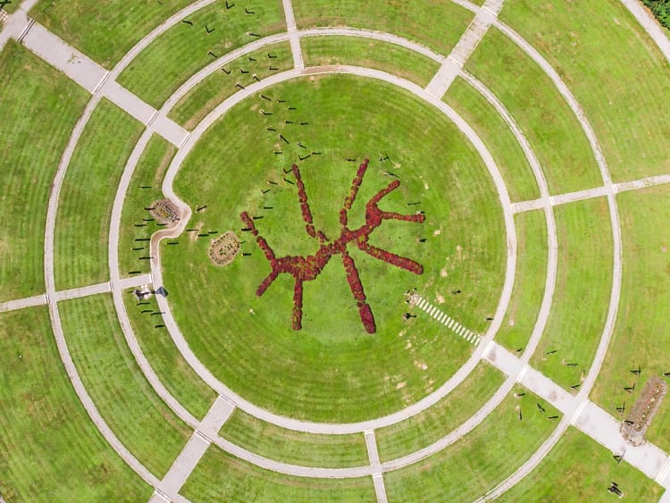 Moh&aacute;cs, Ungarn &ndash; Kreisf&ouml;rmig angelegter Gedenkpark mit Blumenornament