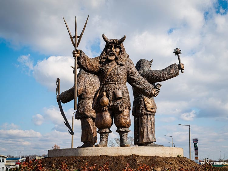 Moh&aacute;cs, Ungarn &ndash; Bronzestatue dreier Kriegerfiguren mit traditionellen Waffen