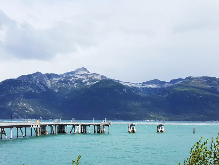Haines, Alaska, USA &ndash; Langer Pier ragt in t&uuml;rkisfarbenes Wasser vor Bergkulisse