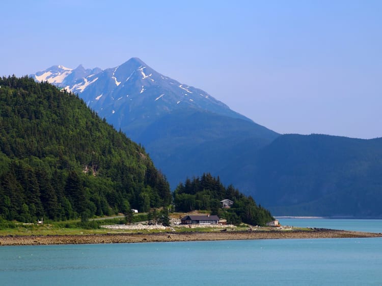 Haines, Alaska, USA &ndash; Waldhalbinsel vor schneebedecktem Bergmassiv