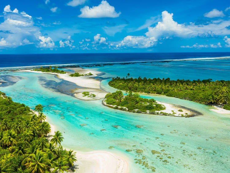 Rangiroa, Franz&ouml;sisch-Polynesien &ndash; Wei&szlig;er Sand und Palmeninseln in blauer Lagune