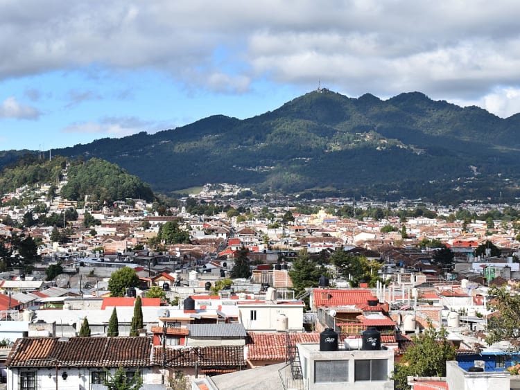 Puerto Chiapas, Mexiko &ndash; Blick auf D&auml;cher und Berge in gr&uuml;nem Hochland
