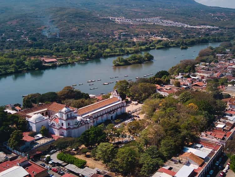 Puerto Chiapas, Mexiko &ndash; Luftaufnahme mit Kolonialkirche und breitem Flusslauf